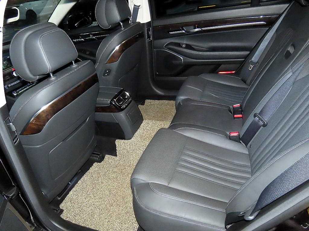 Genesis G90 - Vista 7