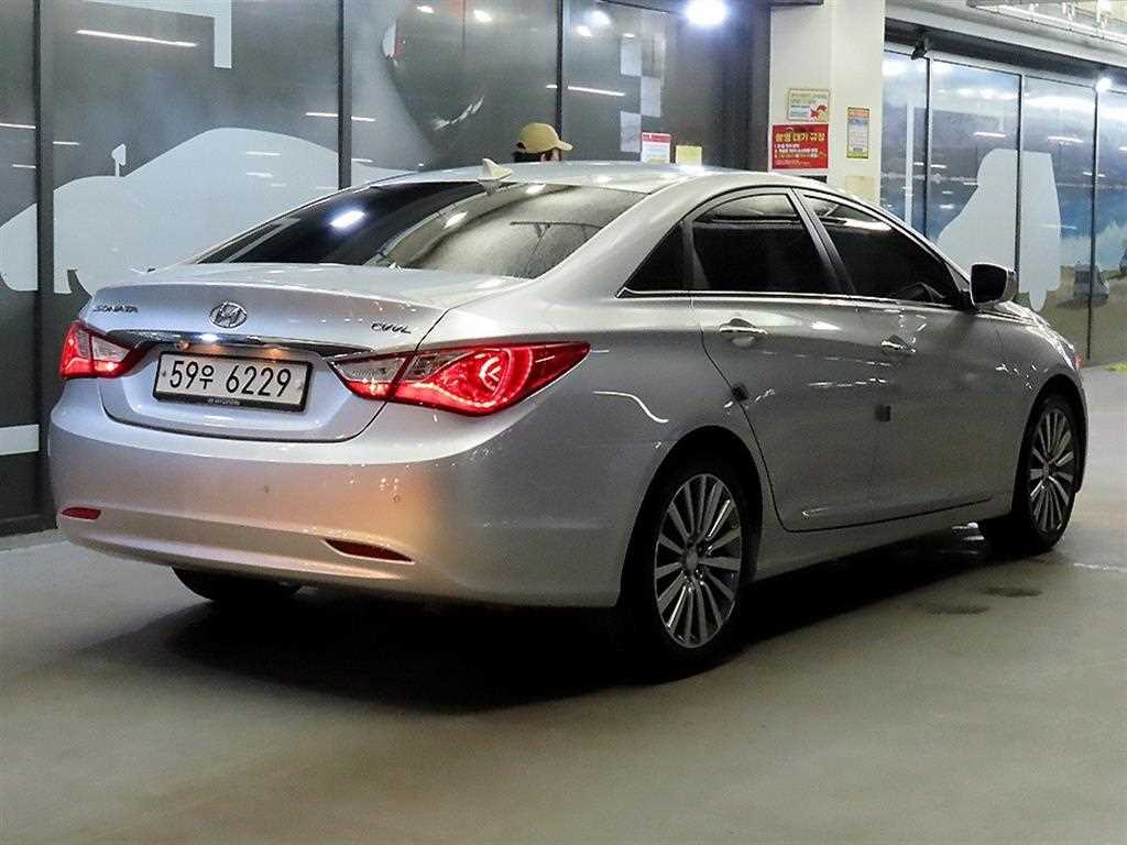 HYUNDAI Sonata - Vista 4