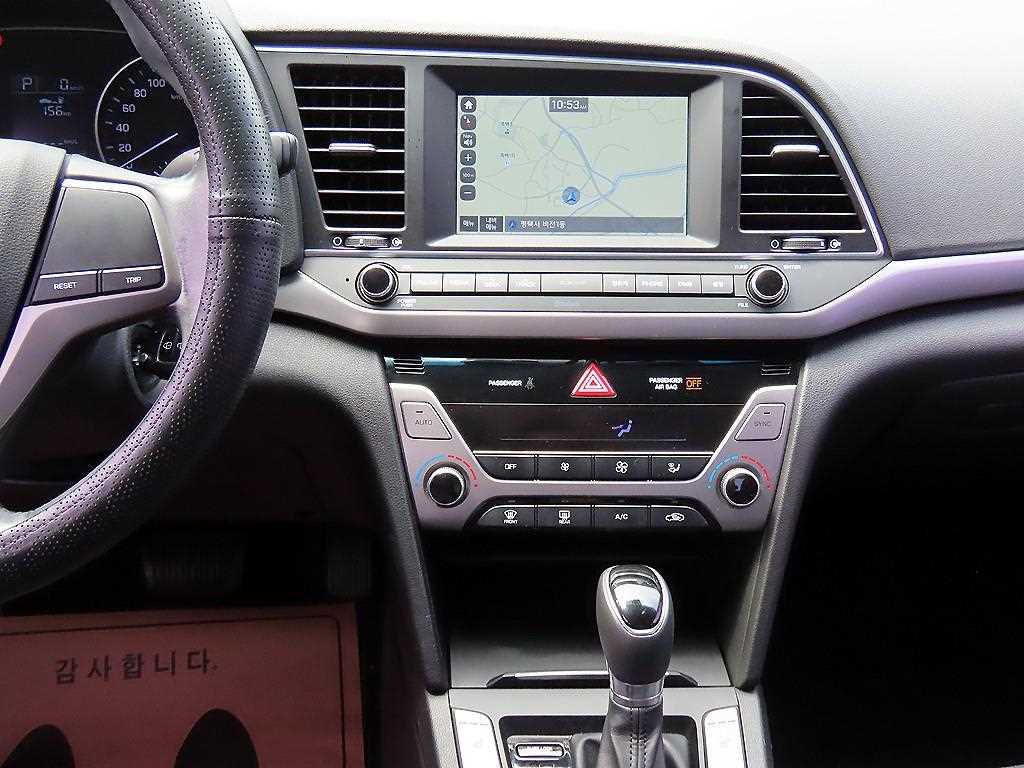 HYUNDAI Avante - Vista 10