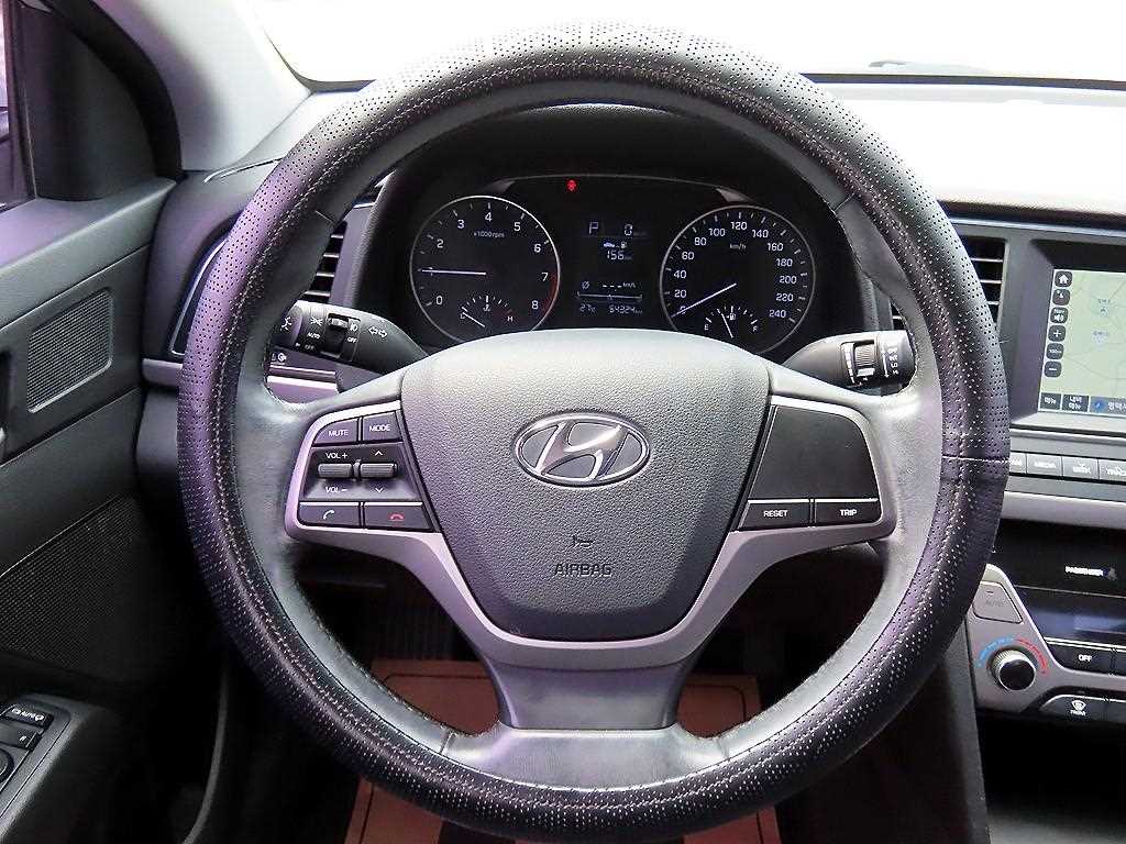 HYUNDAI Avante - Vista 7