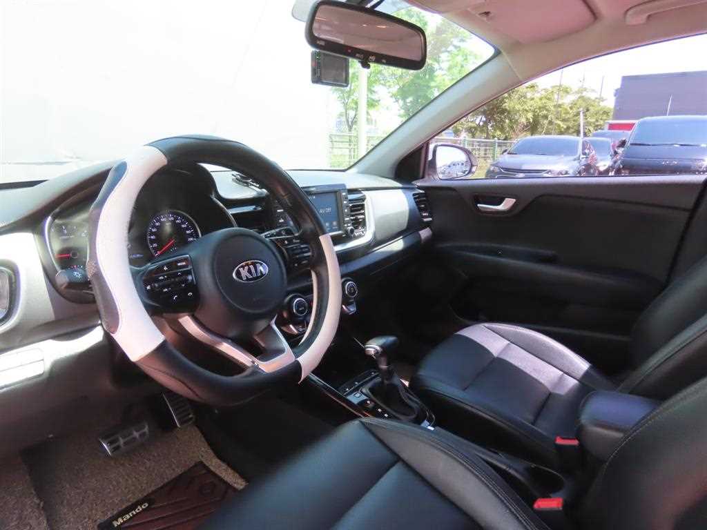 KIA Stonic 2018 Blanco - Importación desde Corea - HF Imports Iquique - Foto 14
