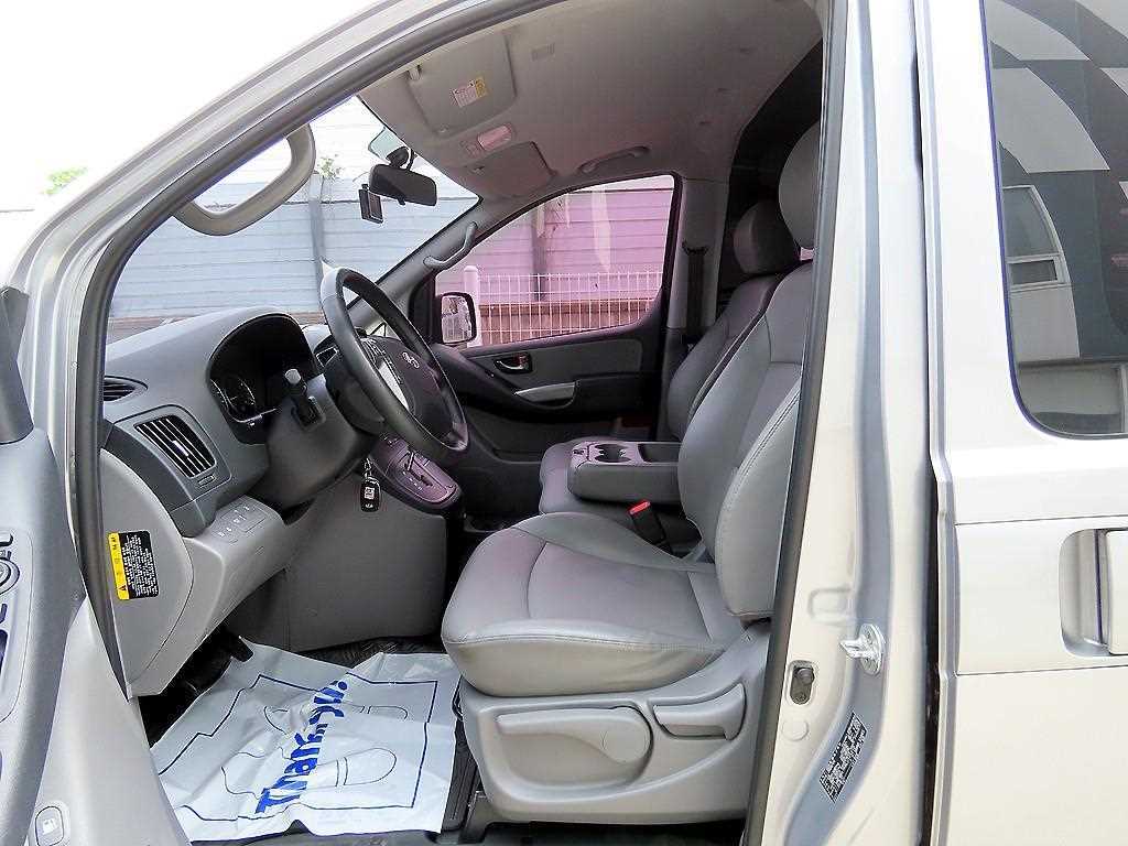 HYUNDAI Starex - Vista 6