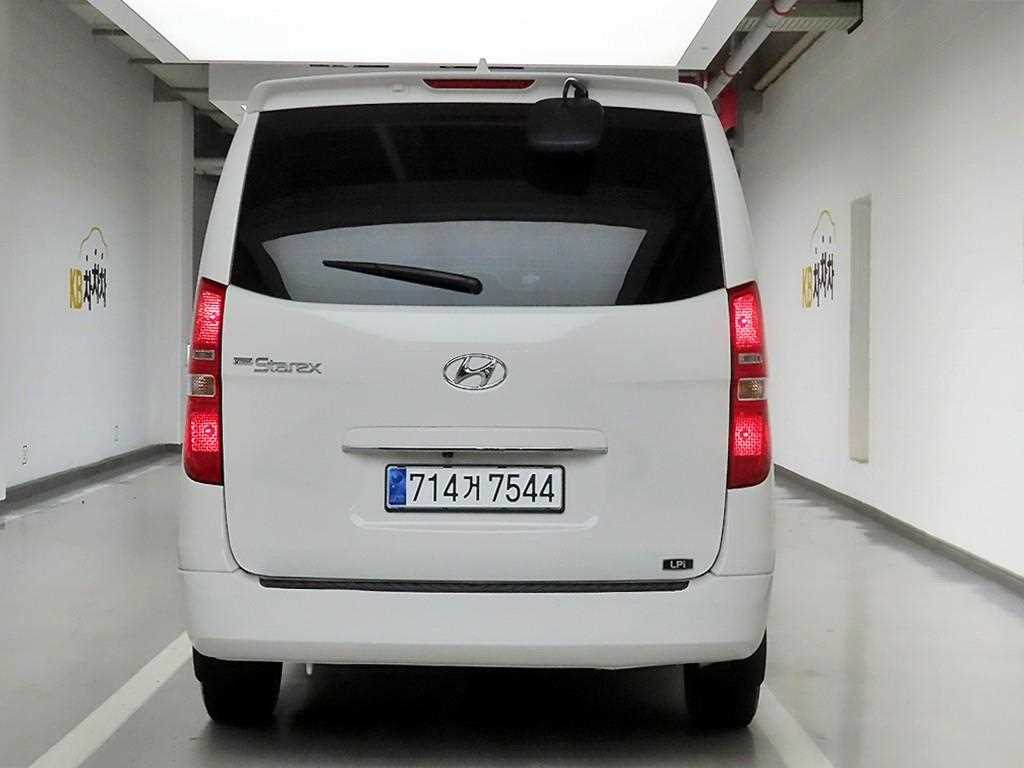 HYUNDAI Starex - Vista 3