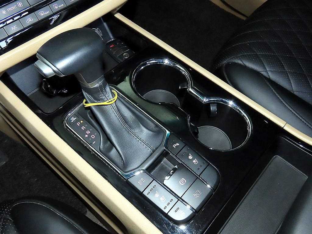 KIA Carnival - Vista 12