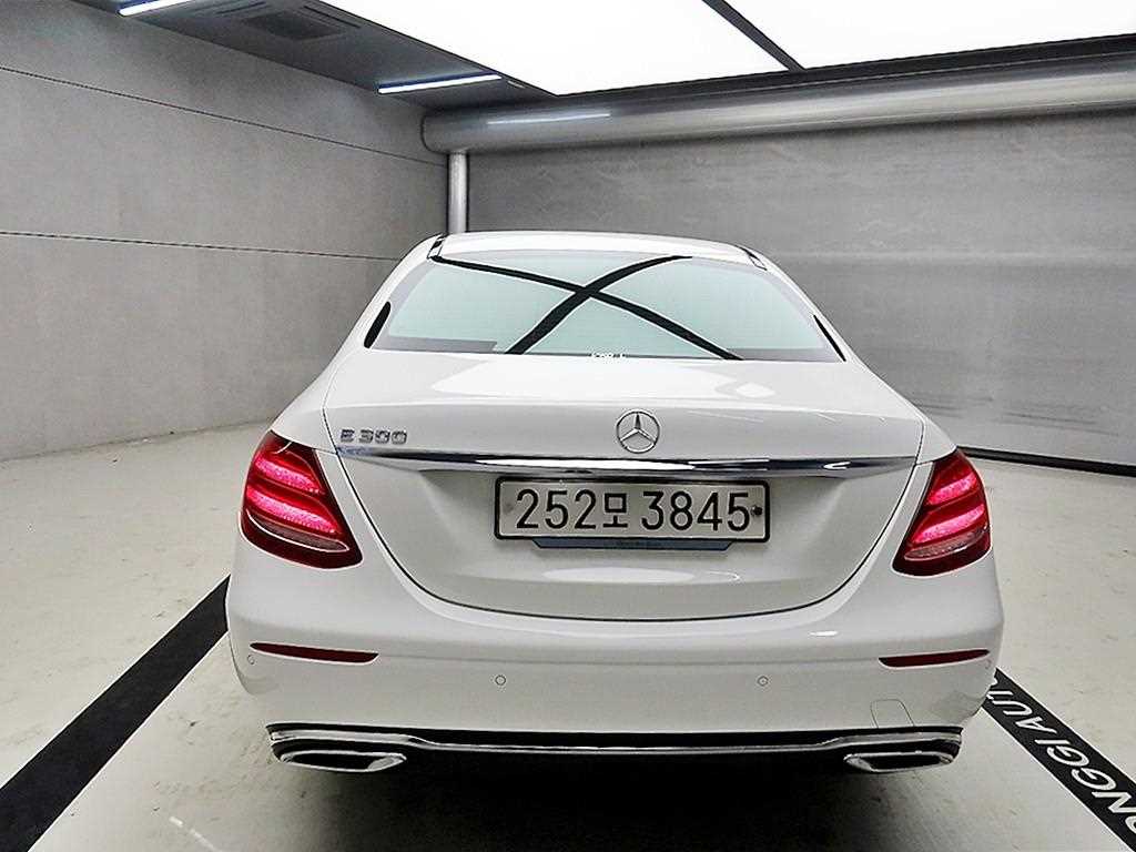 Mercedes Benz E class - Vista 3