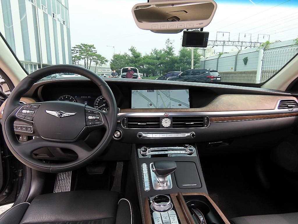 Genesis G90 - Vista 7