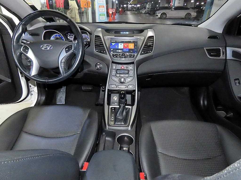 HYUNDAI Avante - Vista 10