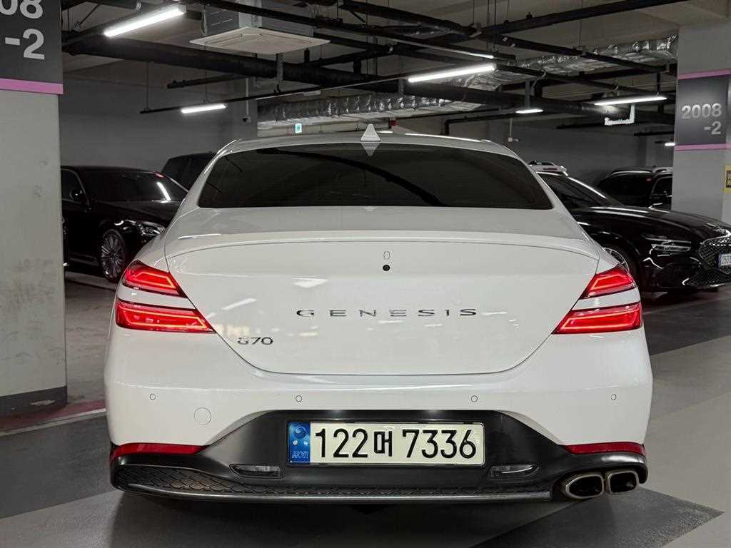 Genesis G70 - Vista 4