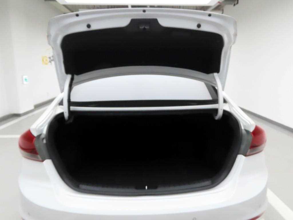 HYUNDAI Avante - Vista 5