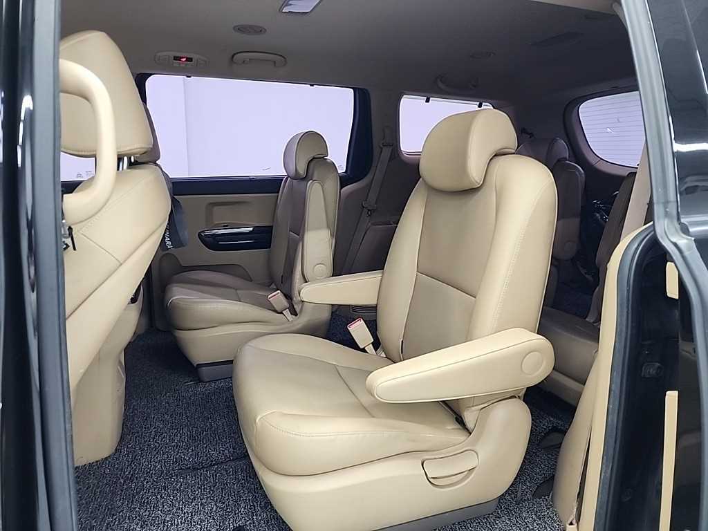 KIA Carnival - Vista 12