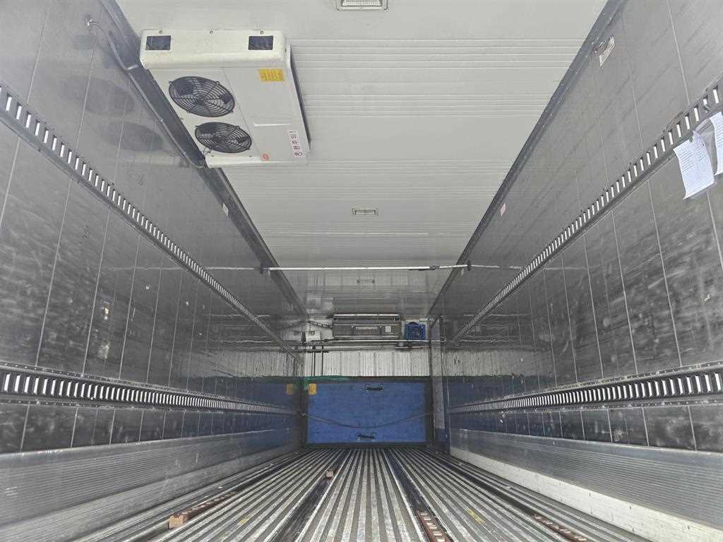 medium and large cargo truck - Vista 9