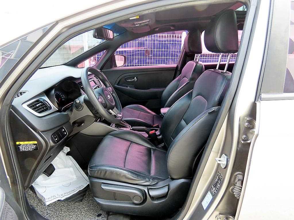 KIA Carens - Vista 5