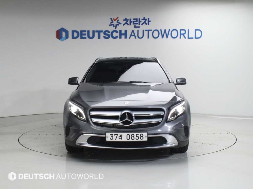 Mercedes Benz GLA Class - Vista 3