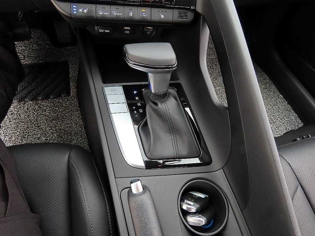 HYUNDAI Avante - Vista 10