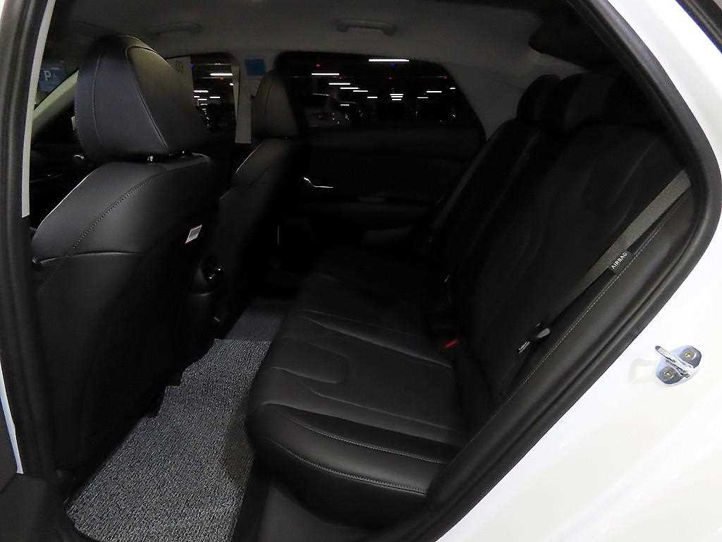 HYUNDAI Avante - Vista 7