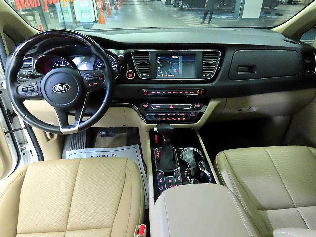 KIA Carnival - Vista 10