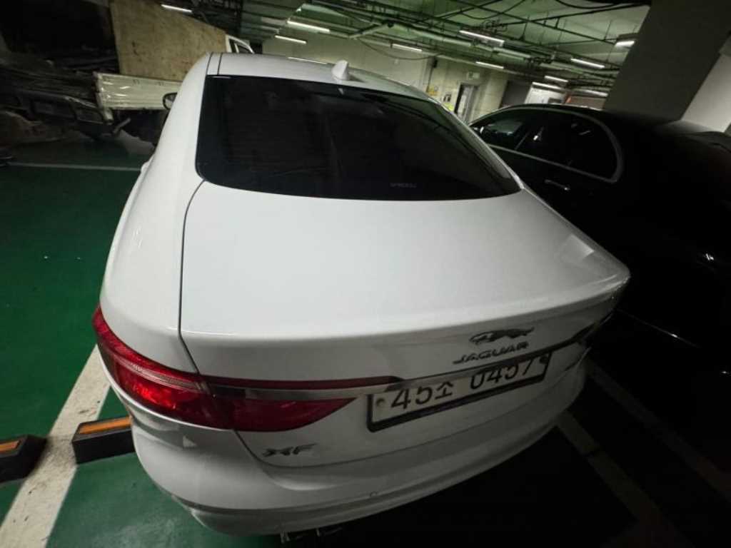 Jaguar XF - Vista 3