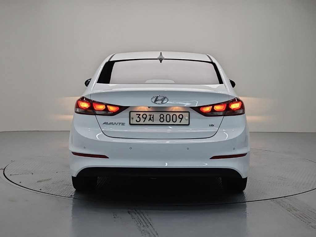 HYUNDAI Avante - Vista 3