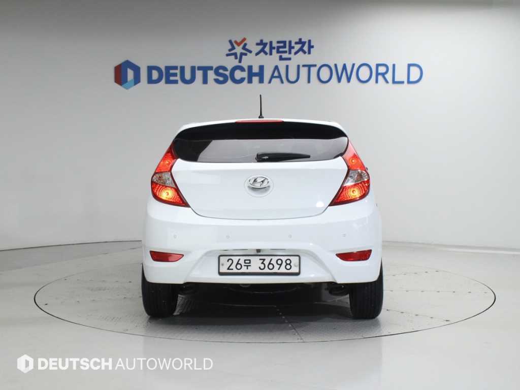 HYUNDAI Accent - Vista 4