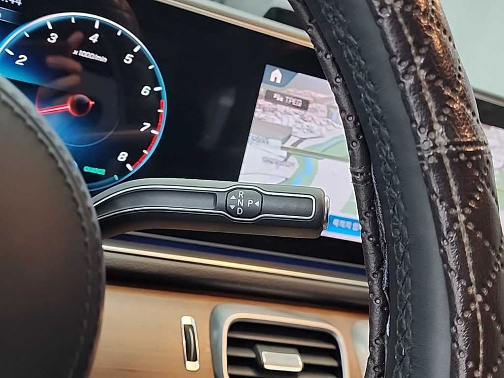 Mercedes Benz GLE Class - Vista 8