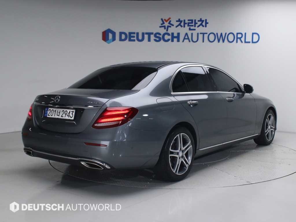 Mercedes Benz E class - Vista 4