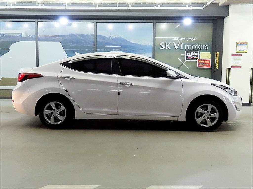 HYUNDAI Avante - Vista 3