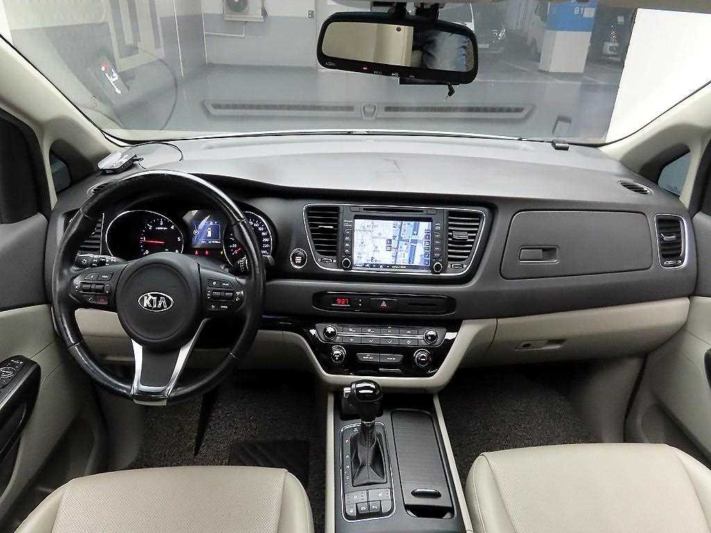 KIA Carnival - Vista 8