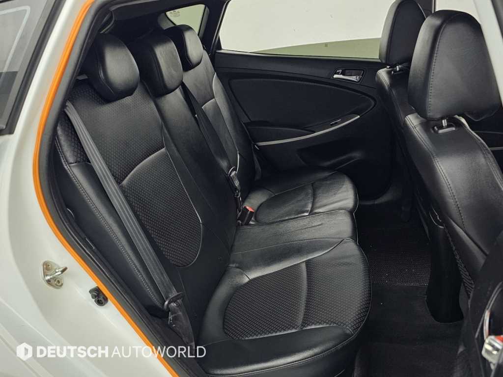 HYUNDAI Accent - Vista 12