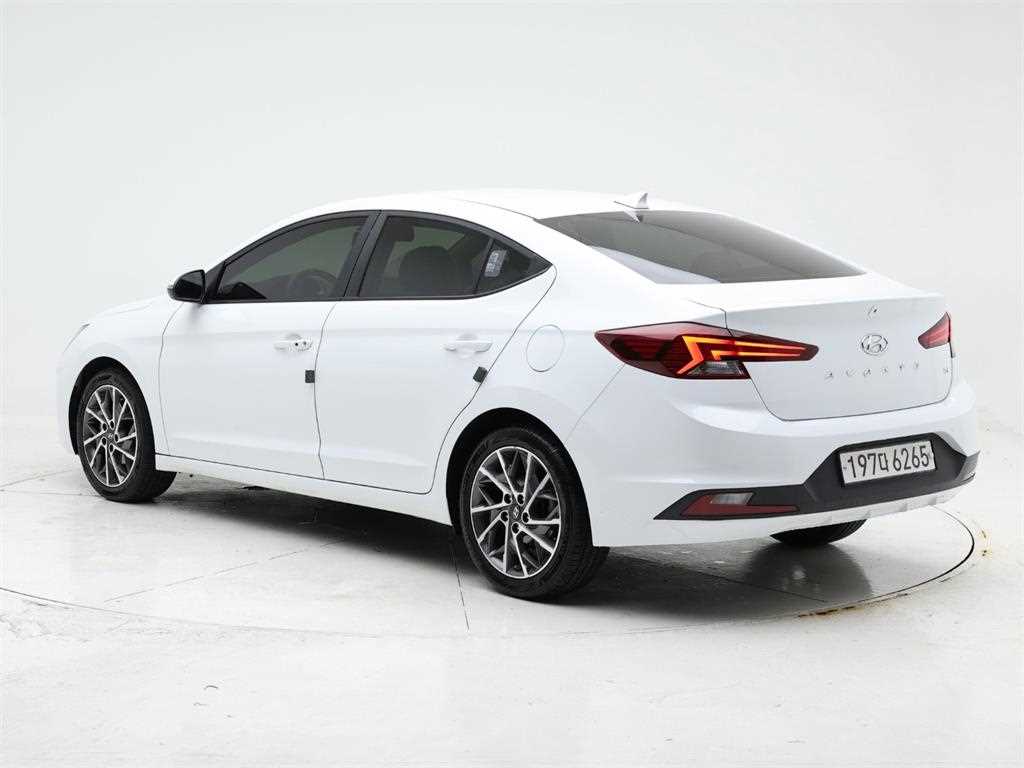 HYUNDAI Avante - Vista 4