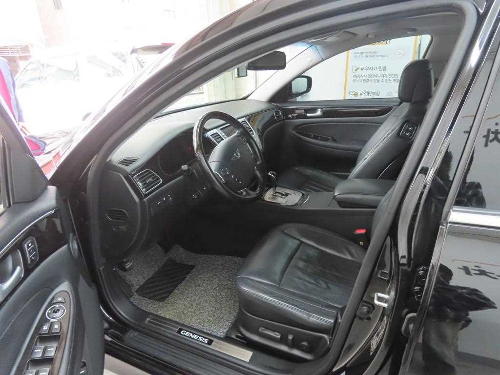 HYUNDAI Genesis - Vista 5