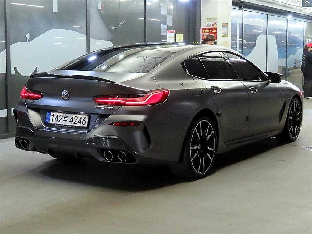 BMW 8 Series - Vista 4