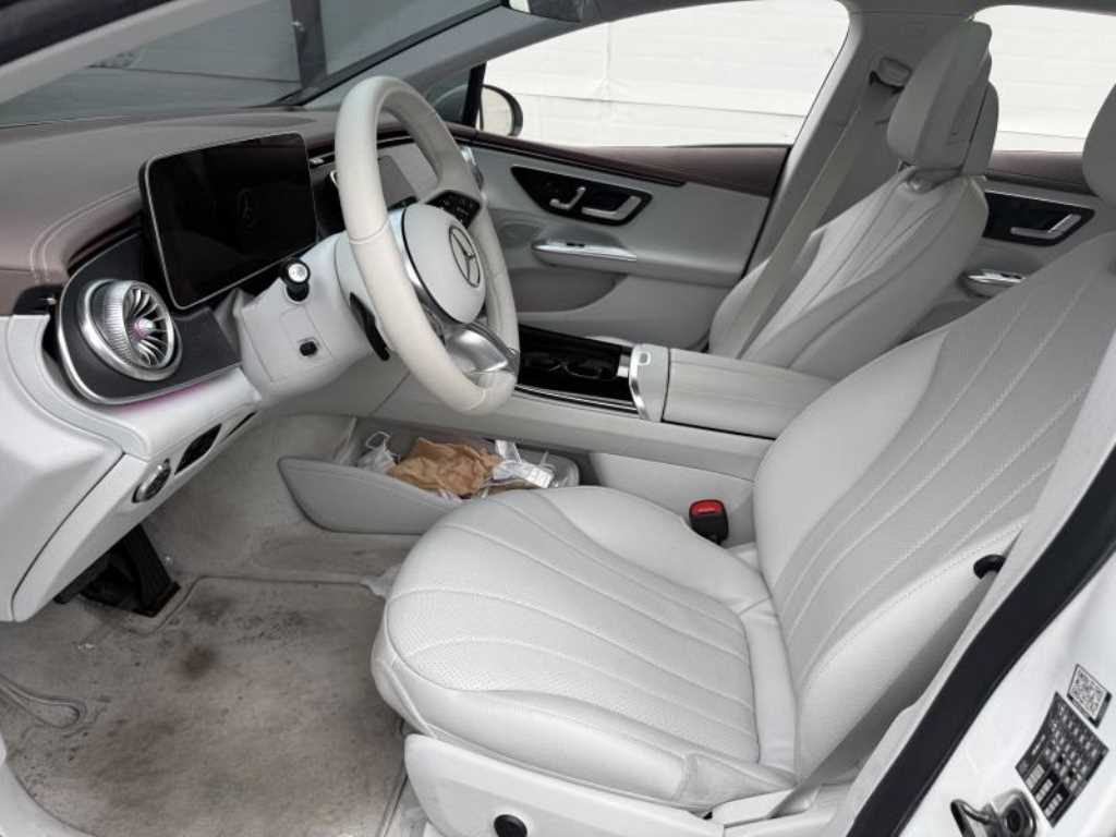 Mercedes Benz EQE - Vista 5