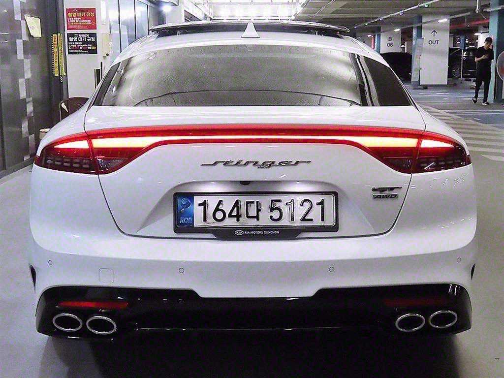 KIA Stinger - Vista 5