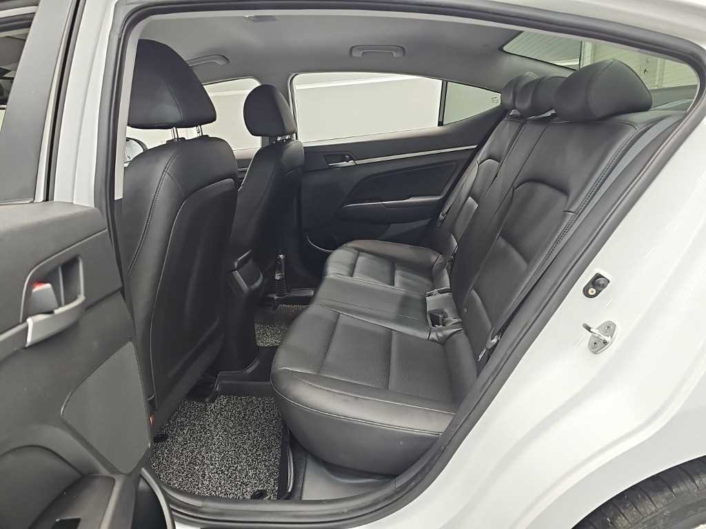 HYUNDAI Avante - Vista 12