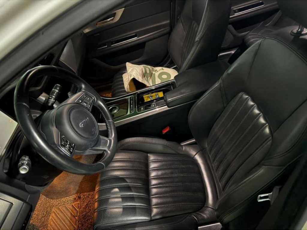 Jaguar XF - Vista 4