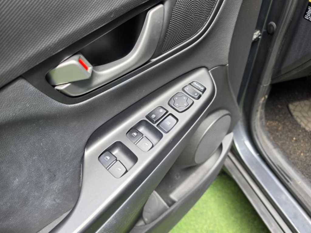 HYUNDAI Kona - Vista 5