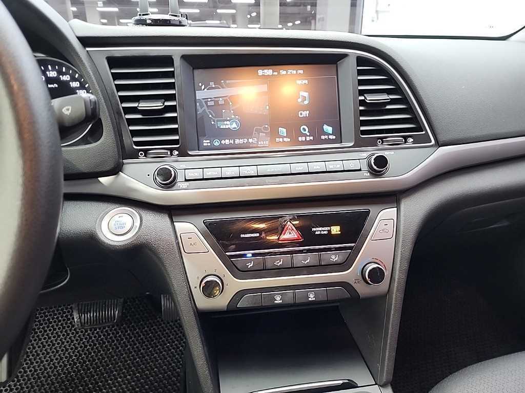 HYUNDAI Avante - Vista 10