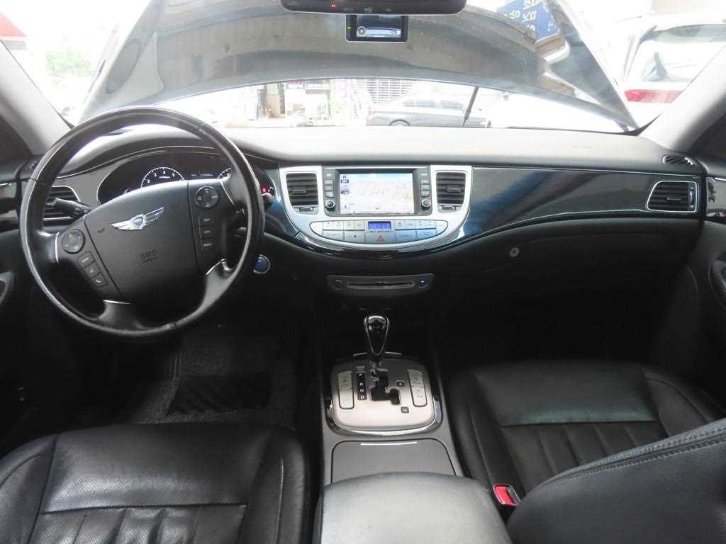 HYUNDAI Genesis - Vista 7