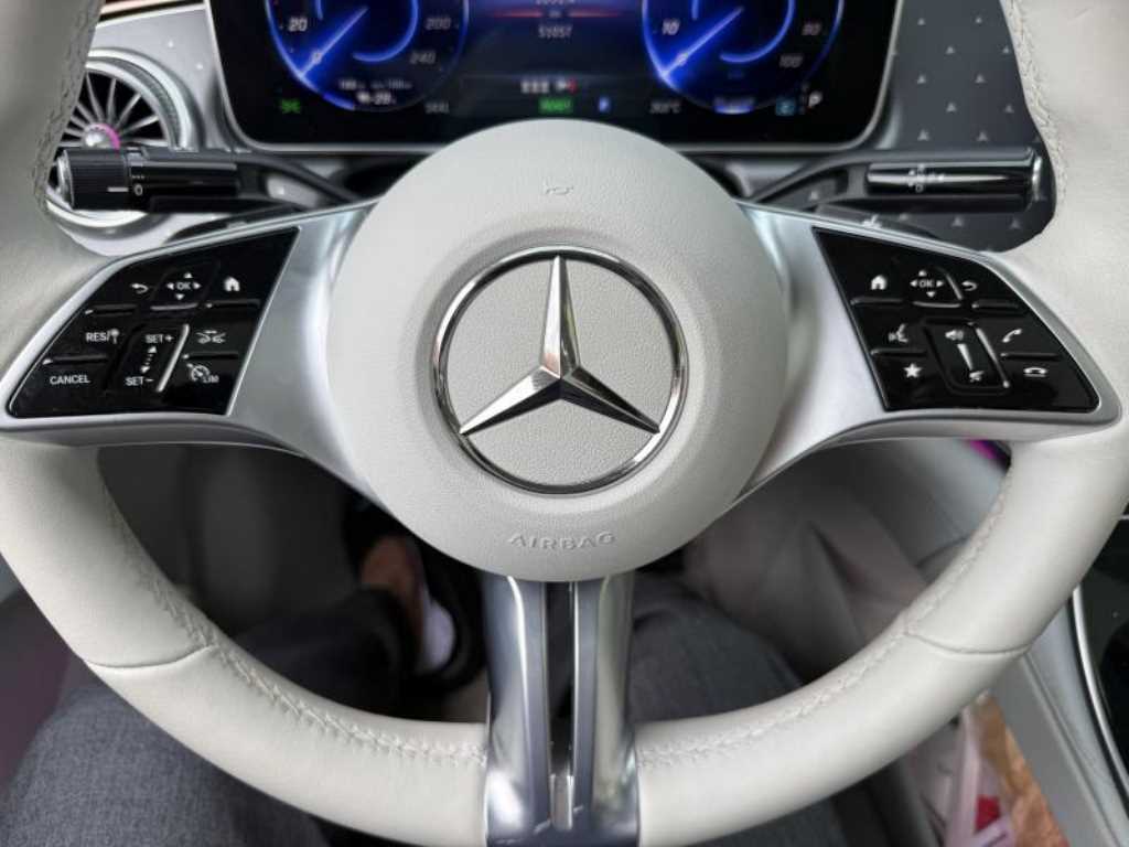 Mercedes Benz EQE - Vista 12