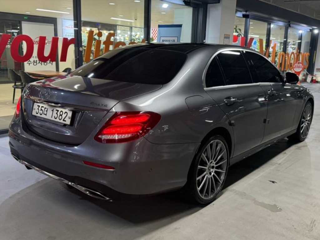 Mercedes Benz E class - Vista 4