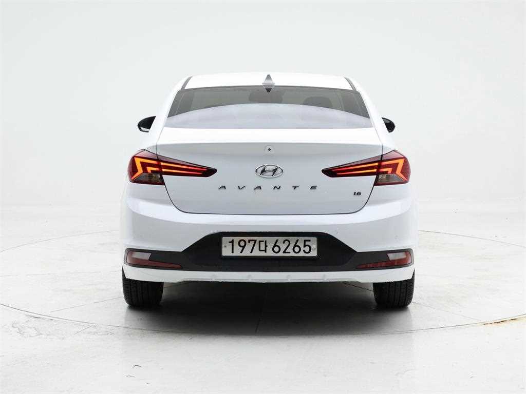 HYUNDAI Avante - Vista 5