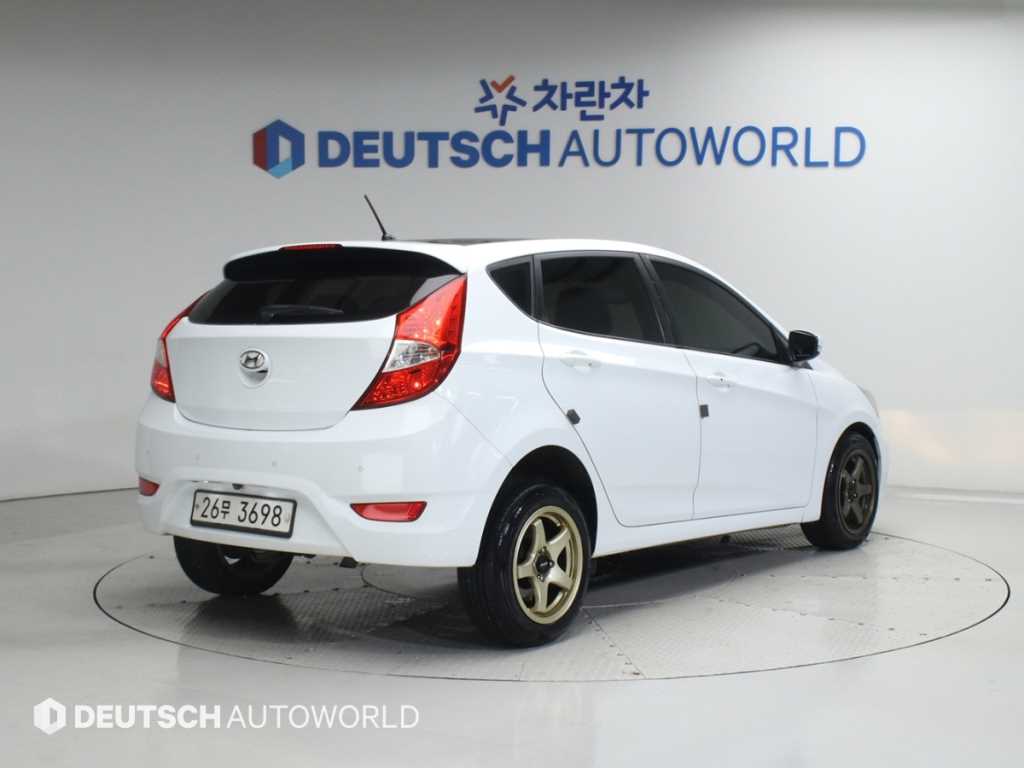 HYUNDAI Accent - Vista 2