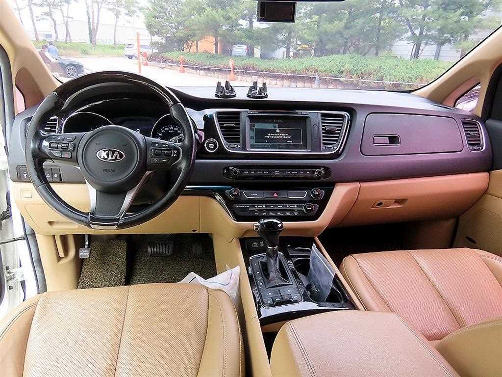 KIA Carnival - Vista 7