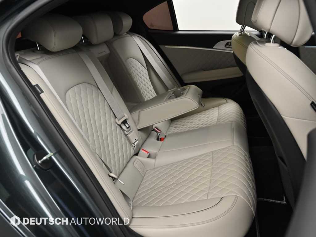 Genesis G70 - Vista 12