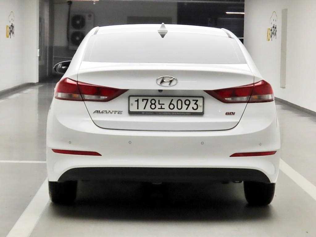 HYUNDAI Avante - Vista 3