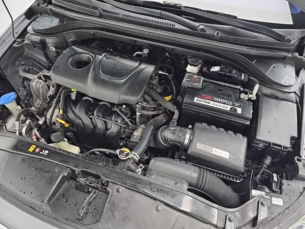 HYUNDAI Avante - Vista 5