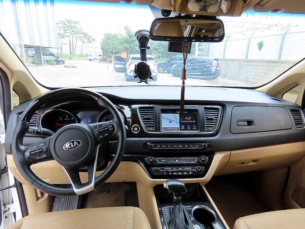 KIA Carnival - Vista 8