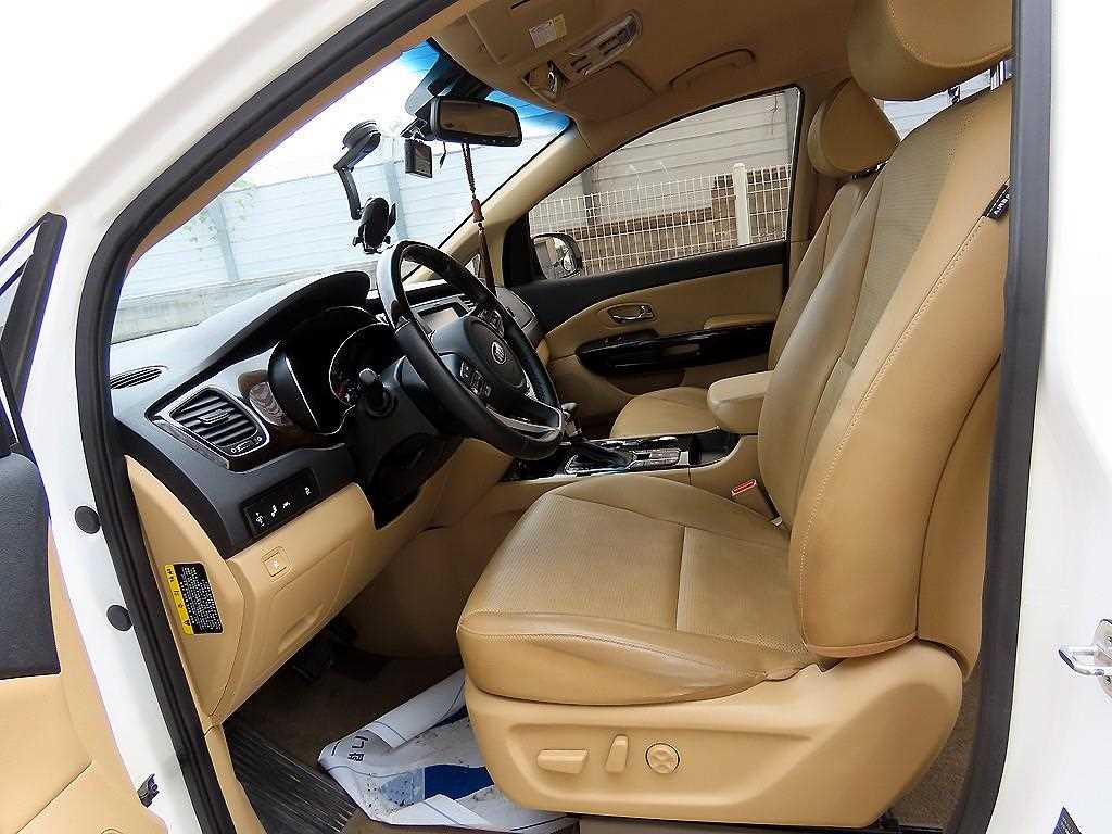 KIA Carnival - Vista 5