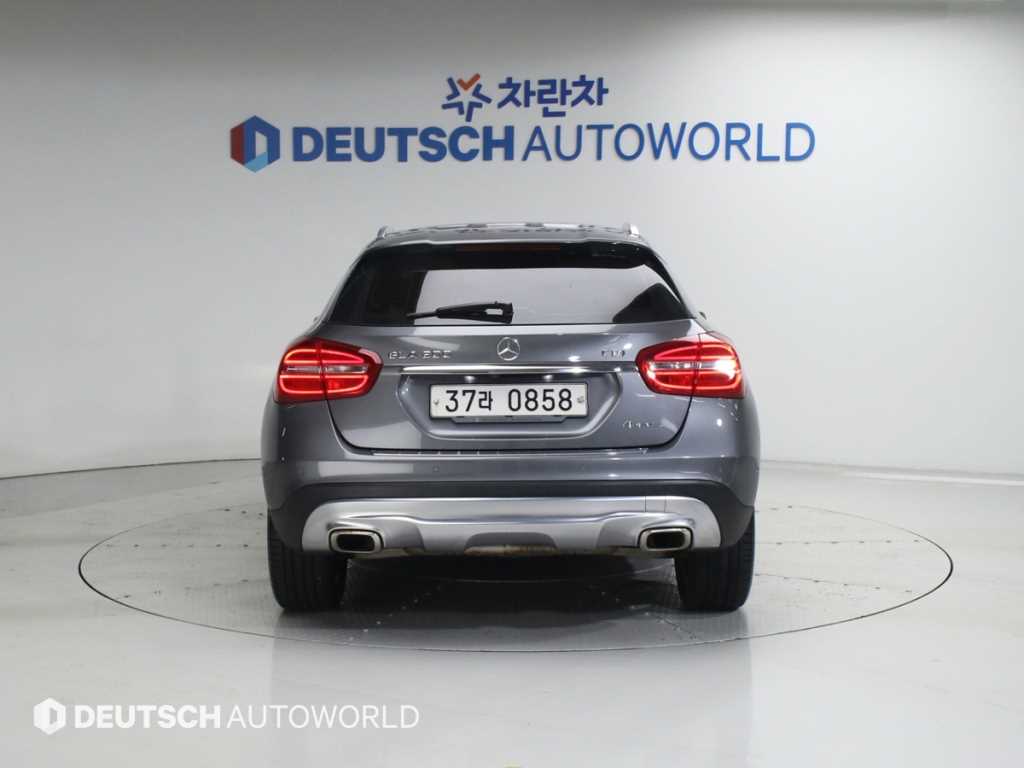 Mercedes Benz GLA Class - Vista 4