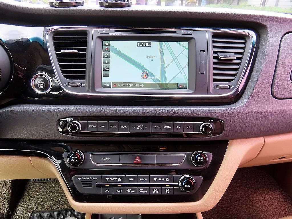KIA Carnival - Vista 12